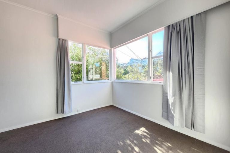 Photo of property in 5a Randwick Road, Northland, Wellington, 6012