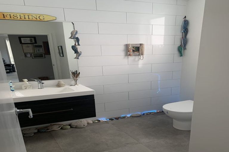 Photo of property in 73 Karepiro Drive, Stanmore Bay, Whangaparaoa, 0932