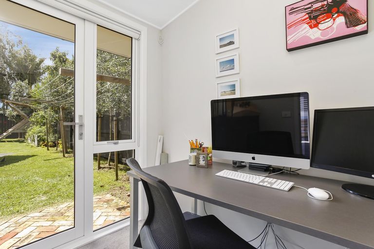 Photo of property in 5 Roby Street, Te Atatu Peninsula, Auckland, 0610