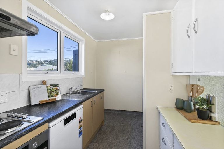 Photo of property in 55u2 Apu Crescent, Lyall Bay, Wellington, 6022
