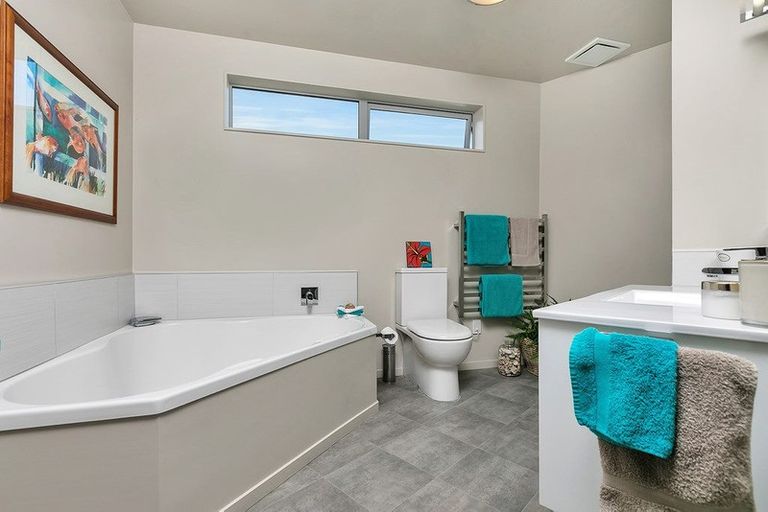 Photo of property in 96a Eskdale Road, Birkdale, Auckland, 0626