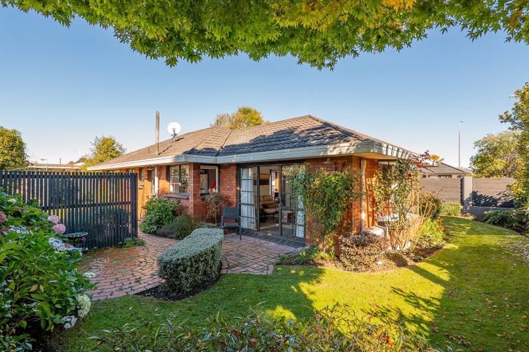 Photo of property in 2/84 Memorial Avenue, Ilam, Christchurch, 8053
