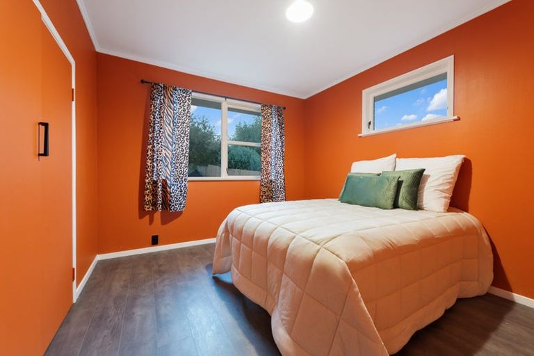 Photo of property in 16 Thornlow Street, Glendene, Auckland, 0602
