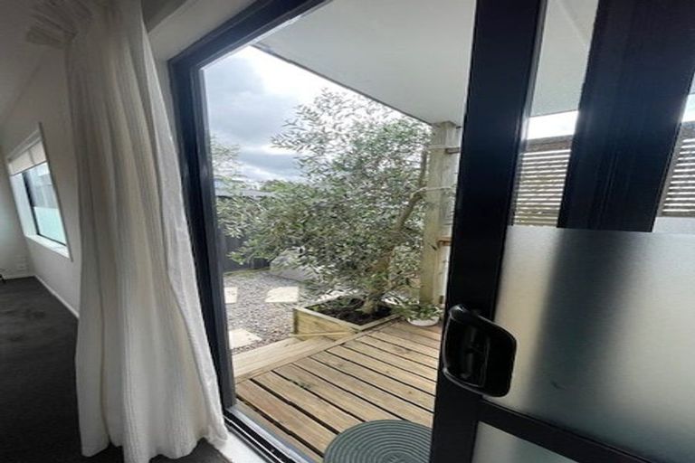Photo of property in 12 Fresil Lane, Massey, Auckland, 0614