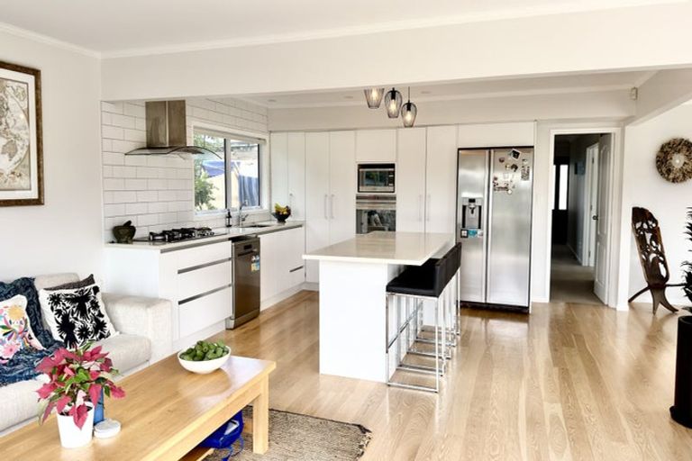 Photo of property in 42 Ravenstone Place, Chatswood, Auckland, 0626