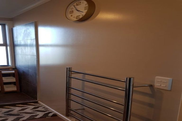 Photo of property in 6b Sunhaven Drive, Newlands, Wellington, 6037