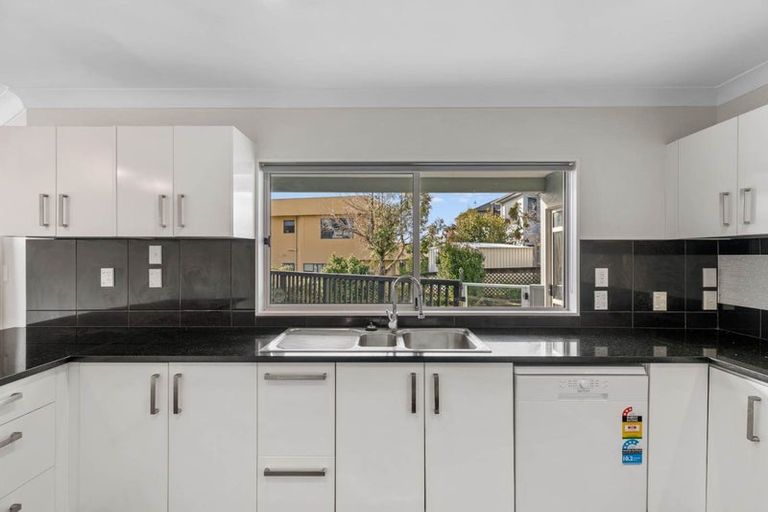 Photo of property in 18 Belleaire Court, West Harbour, Auckland, 0618