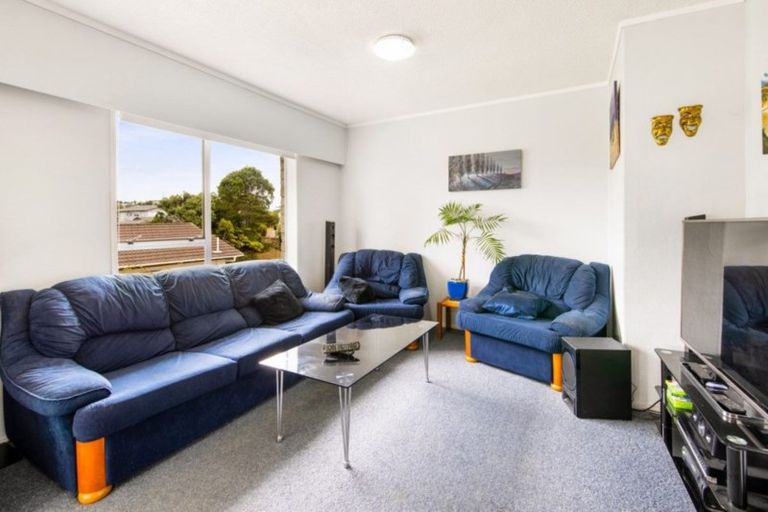Photo of property in 1/15 Lancelot Place, Glenfield, Auckland, 0629