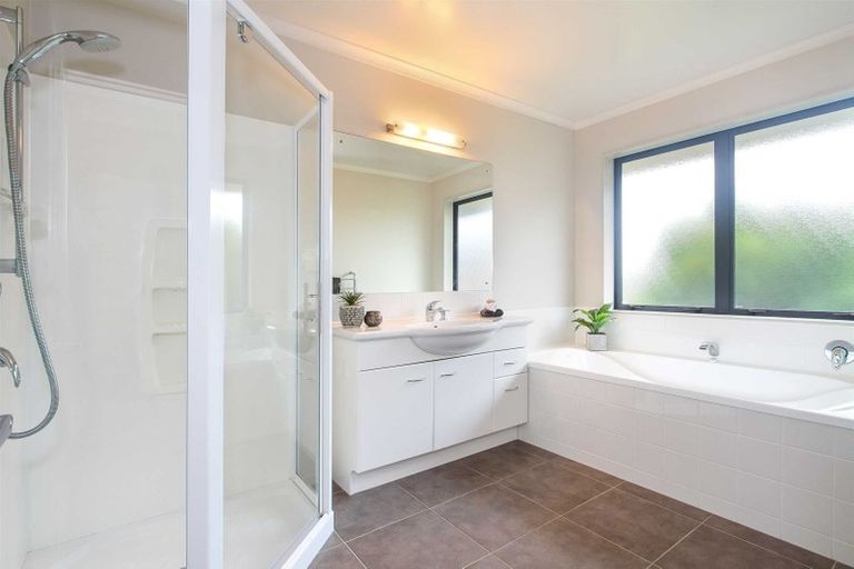 Photo of property in 35 Lough Bourne Drive, Pukekohe, 2120