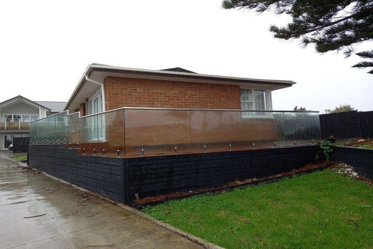 Photo of property in 31 Dawnhaven Drive, Te Atatu Peninsula, Auckland, 0610