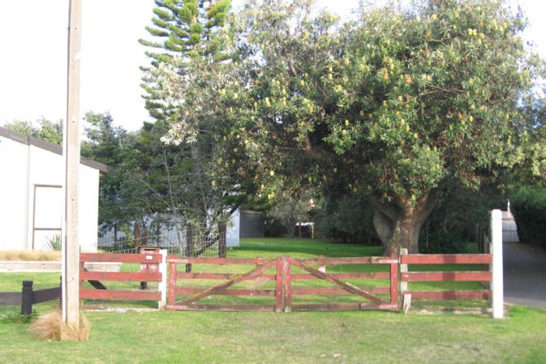 Photo of property in 106 Moore Place, Whangamata, 3620