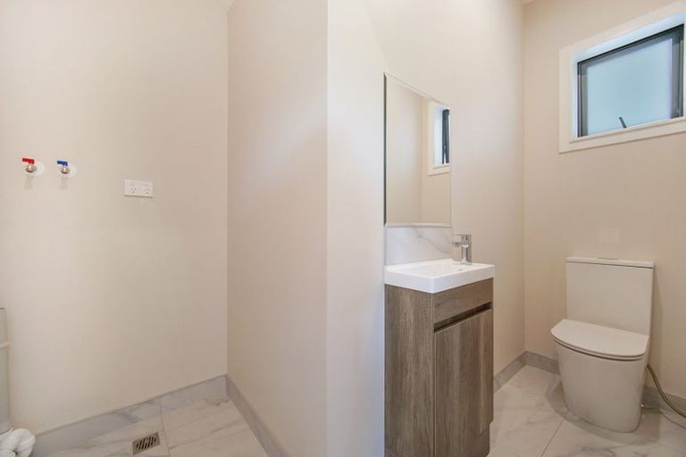 Photo of property in 8 Don Oliver Lane, Glen Eden, 0602