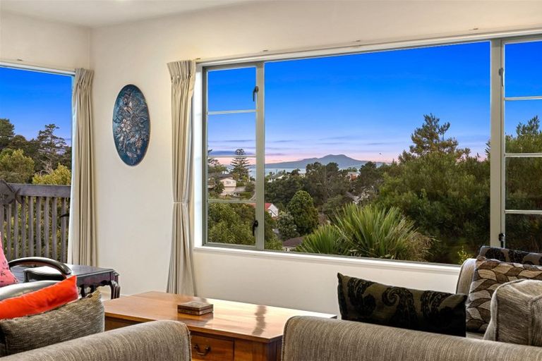 Photo of property in 2/84 Carlisle Road, Browns Bay, Auckland, 0632