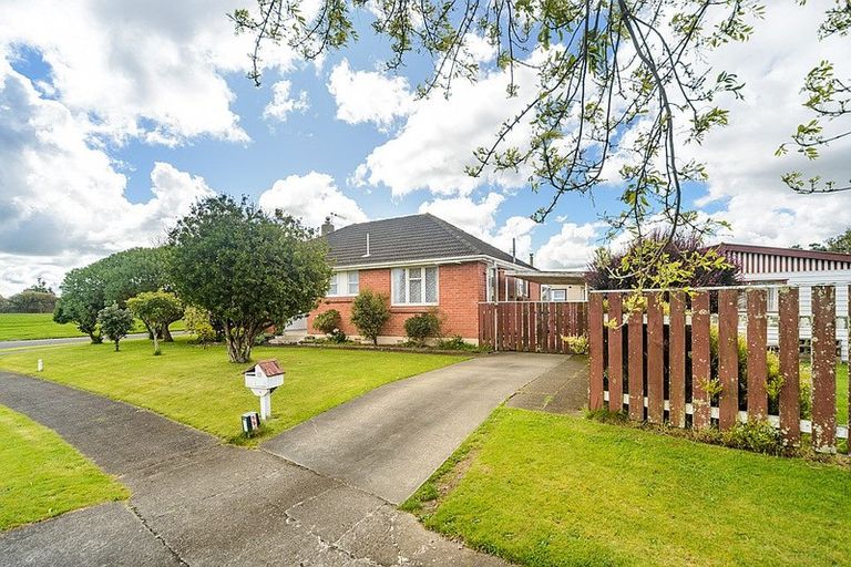 Photo of property in 60 Exeter Crescent, Takaro, Palmerston North, 4412