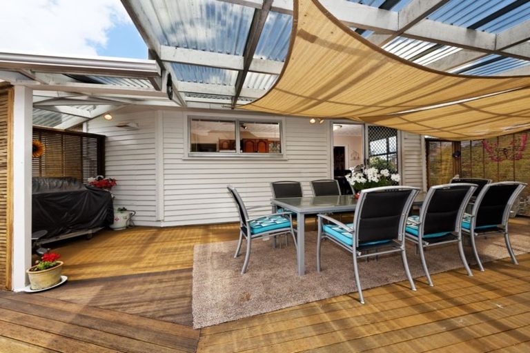 Photo of property in 22 Crompton Road, Massey, Auckland, 0614