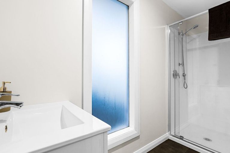 Photo of property in 31 Royal View Road, Te Atatu South, Auckland, 0610