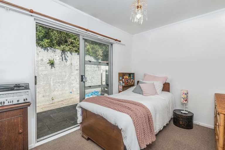 Photo of property in 33 Omega Street, Newlands, Wellington, 6037
