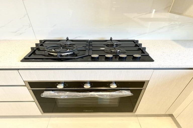 Photo of property in 1/38 Santiago Crescent, Unsworth Heights, Auckland, 0632