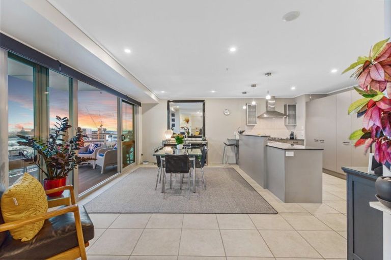 Photo of property in 72 Devonport Road, Tauranga, 3110