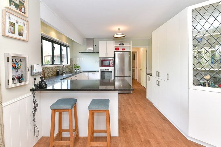 Photo of property in 2 Pineview Lane, Helensville, 0875