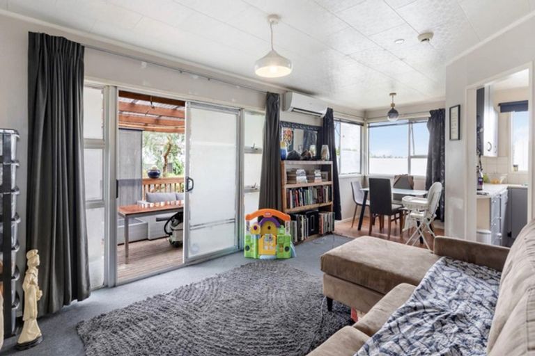 Photo of property in 82 Reynella Drive, Massey, Auckland, 0614