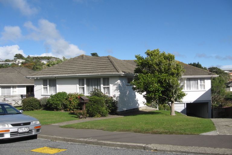 Photo of property in 3 Longcroft Terrace, Newlands, Wellington, 6037