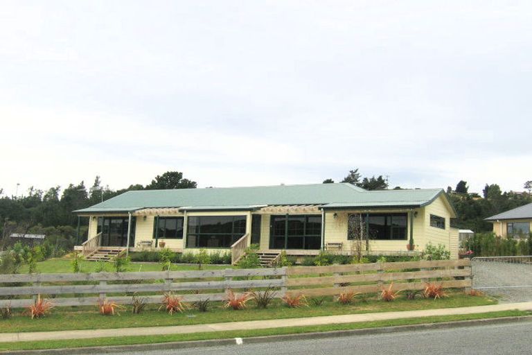 Photo of property in 7 Marua Palm Grove, Timberlea, Upper Hutt, 5018