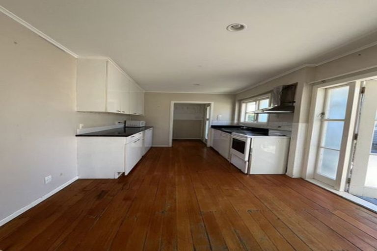 Photo of property in 37 Strid Road, Te Atatu South, Auckland, 0610