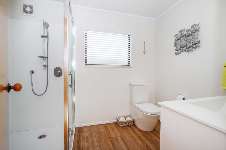 Photo of property in 2/28 Fairdale Place, Birkdale, Auckland, 0626