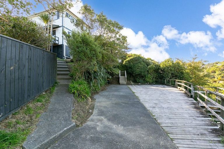 Photo of property in 27b Cheltenham Terrace, Newlands, Wellington, 6037