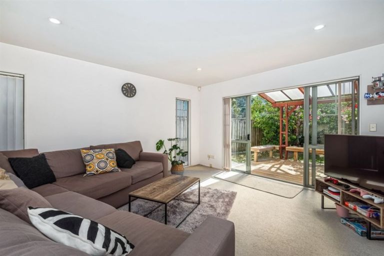 Photo of property in 1/140a East Coast Road, Forrest Hill, Auckland, 0620