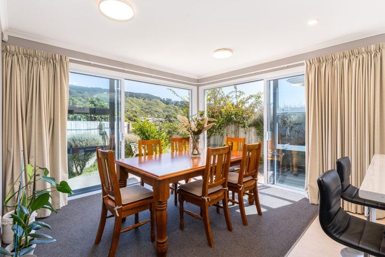 Photo of property in 10 Larsen Crescent, Tawa, Wellington, 5028