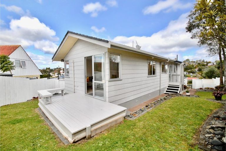 Photo of property in 1/17 Athena Drive, Totara Vale, Auckland, 0629