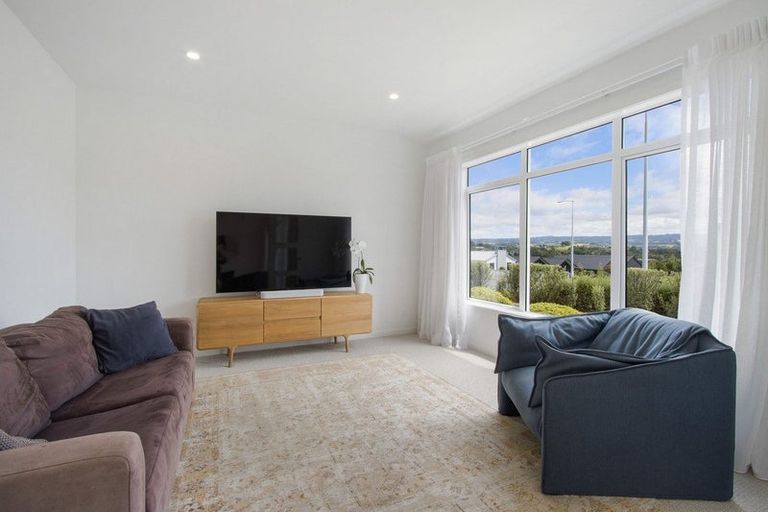 Photo of property in 2 Goldstone Place, Omokoroa, 3114
