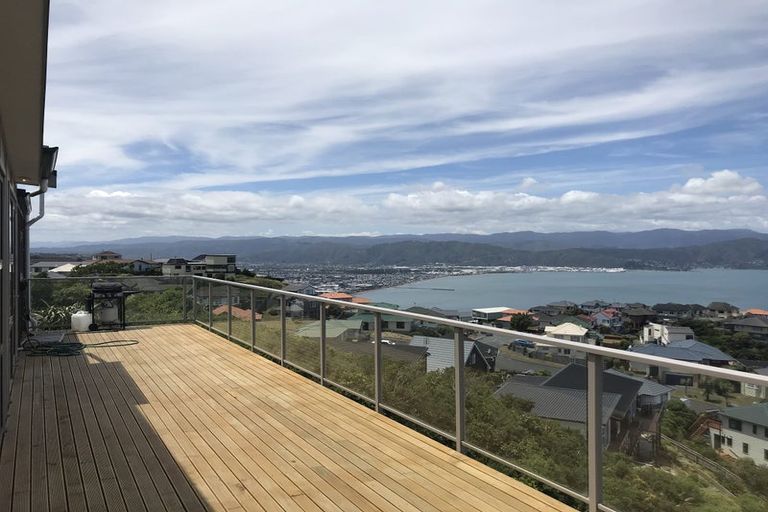 Photo of property in 6b Sunhaven Drive, Newlands, Wellington, 6037