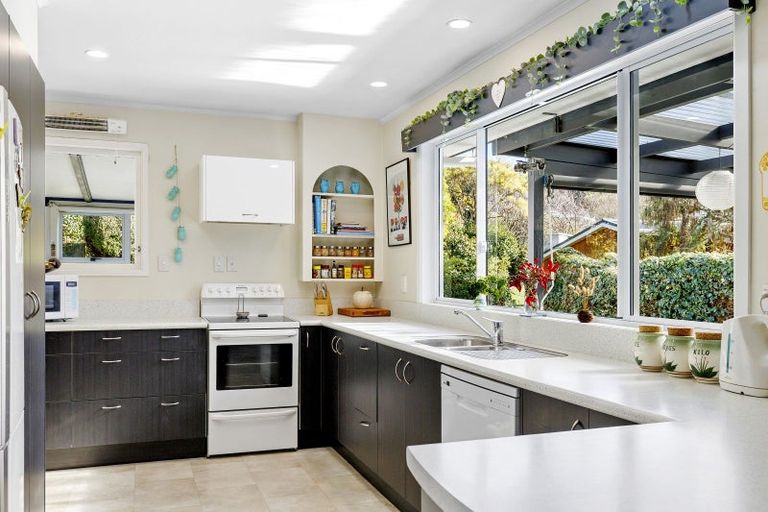 Photo of property in 11 Earle Place, Acacia Bay, Taupo, 3330