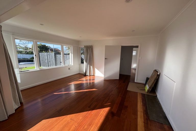 Photo of property in 8 Glenfield Road, Birkenhead, Auckland, 0626
