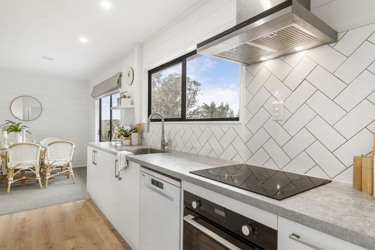 Photo of property in 2/21 Tahu Crescent, Sunnynook, Auckland, 0620