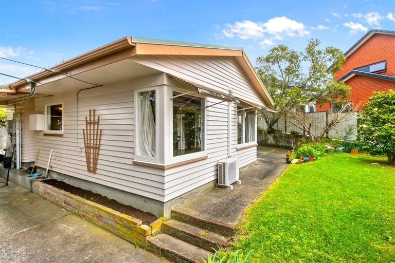 Photo of property in 5 Crystal Avenue, Glendene, Auckland, 0602