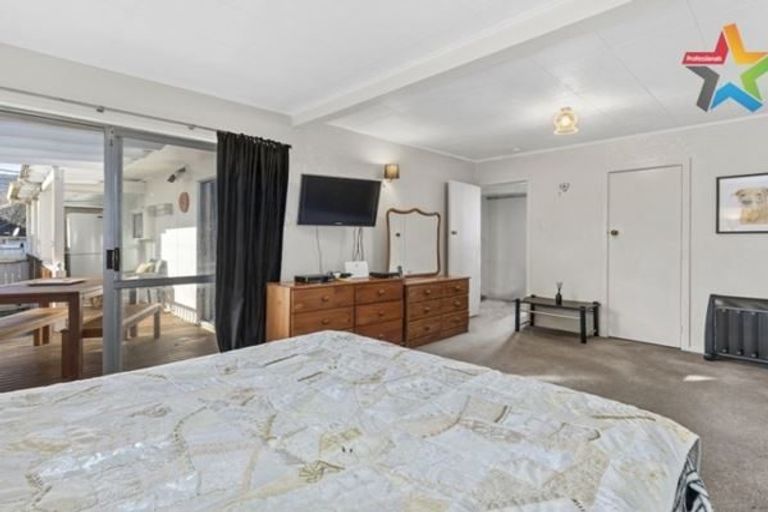 Photo of property in 5 Bird Grove, Stokes Valley, Lower Hutt, 5019