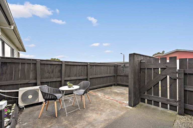 Photo of property in 7 Chetwode Grove, Newlands, Wellington, 6037