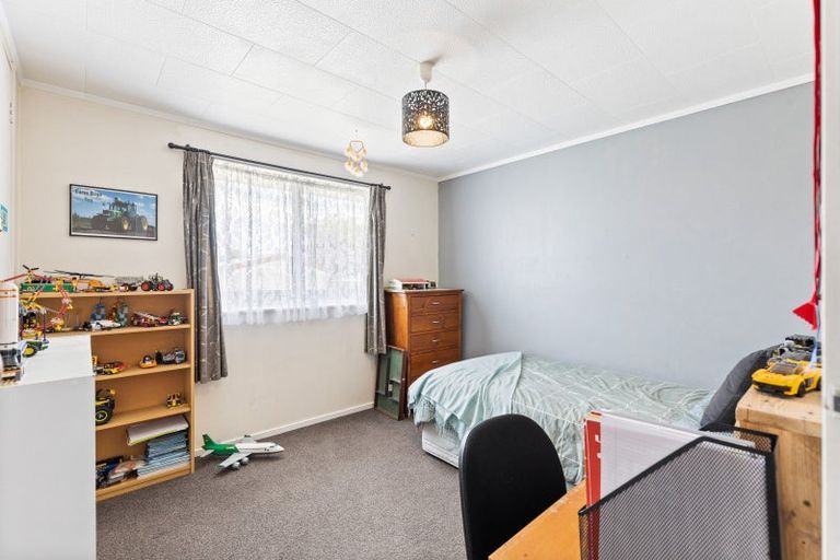 Photo of property in 11 Perrin Place, Kelvin Grove, Palmerston North, 4414