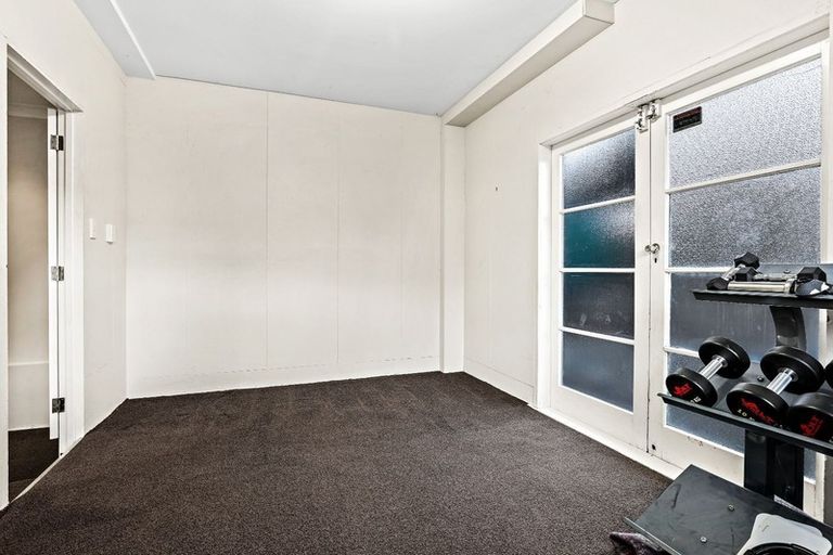 Photo of property in 31 Royal View Road, Te Atatu South, Auckland, 0610