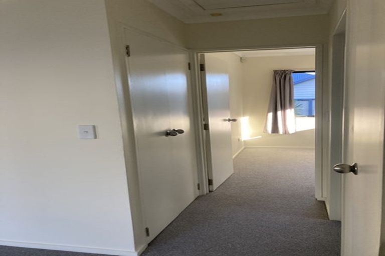 Photo of property in 102 Kemp Road, Massey, Auckland, 0614