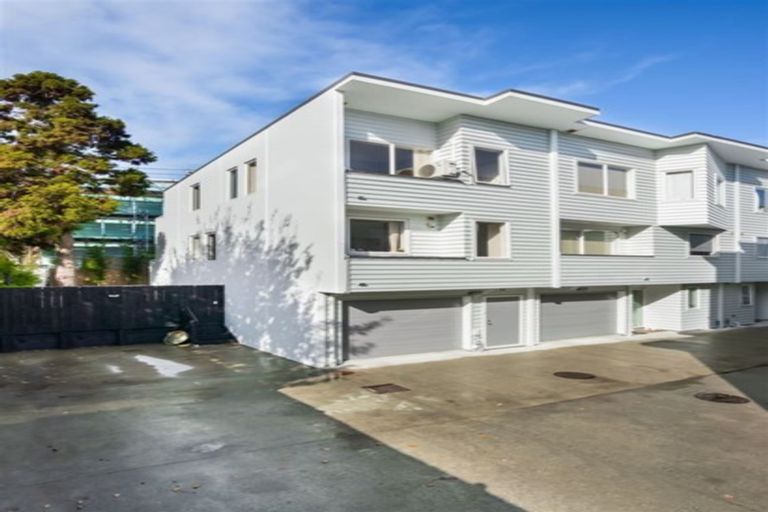 Photo of property in 6/6 Islington Avenue, New Lynn, Auckland, 0600