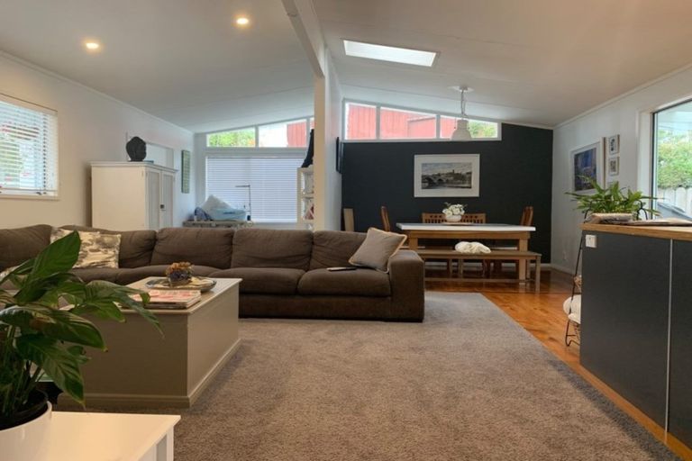 Photo of property in 18 Walton Street, Red Beach, 0932