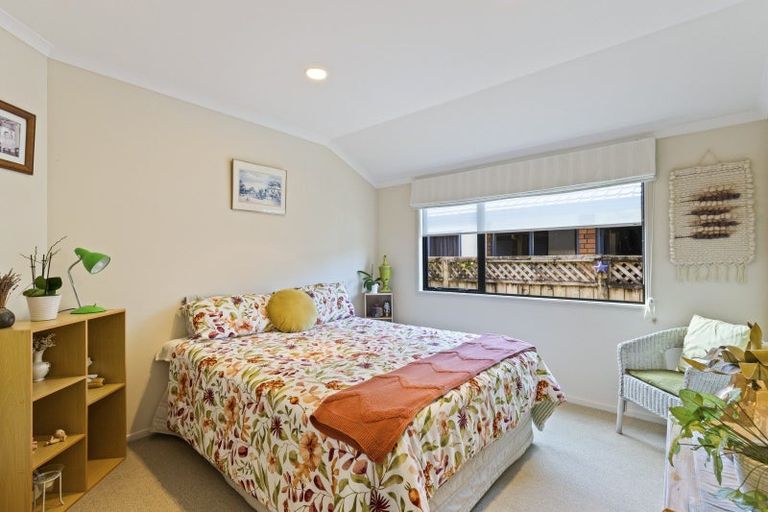 Photo of property in 6 Royal Heights, Glen Avon, New Plymouth, 4312