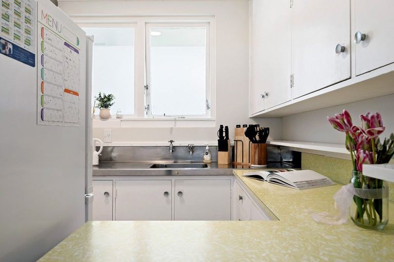 Photo of property in 2/18 Agra Crescent, Khandallah, Wellington, 6035