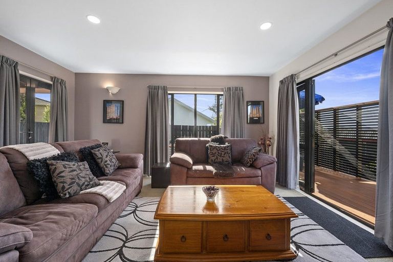 Photo of property in 8 Owl Court, Unsworth Heights, Auckland, 0632