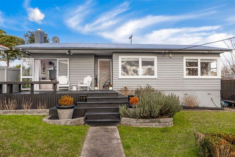 Photo of property in 2/29 Sunnyfield Crescent, Glenfield, Auckland, 0629